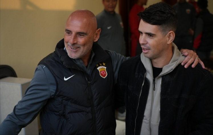 奥斯卡空降卡塔尔，携家人与海港会合，见证海港1-4惨败泽尼特